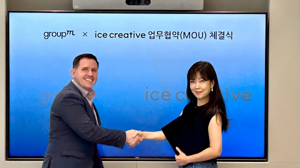 마이클 비크로프트 대표, 김은하 대표 (왼쪽부터)