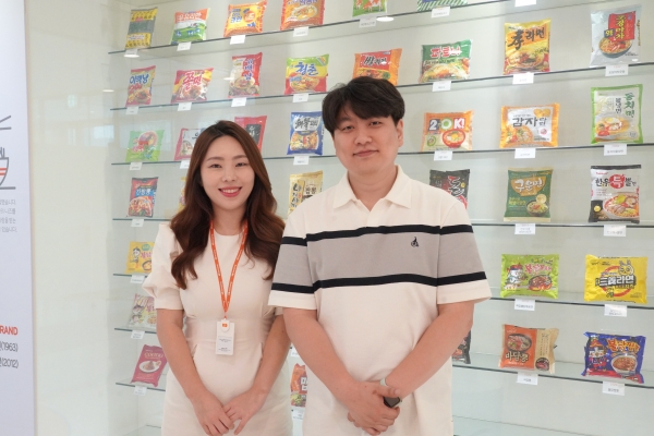 윤인나 팀장, 박성용 팀장 (왼쪽부터)
