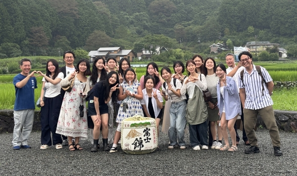 후지니시키 양조공장에서 이화여대 학생들과 세이 신이치 대표, 유키타 대표들과 함께