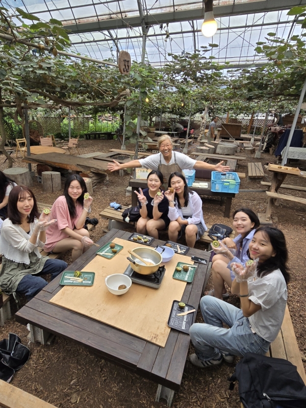 일본 최대 키위 농장 Kiwi Fruit Country Japan 에서 이화여대 학생들의 실습 장면