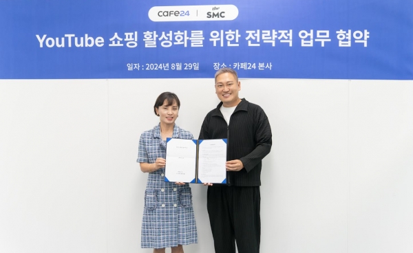 송종선 카페24 마케팅이노베이션(MI) 본부장, 더에스엠씨그룹 김용태 대표 (왼쪽부터)