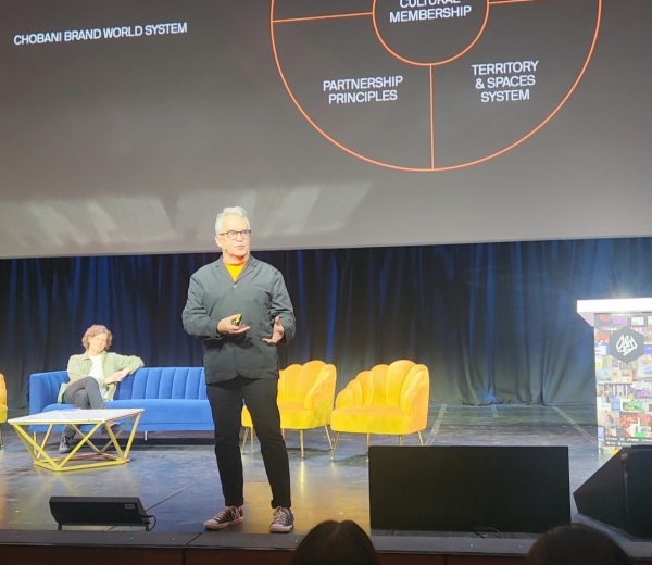 D&AD에서 "HOW TO MAKE THE FUTURE IRRESISTIBLE" 이라는 주제로 강연하는 브라이언 콜린스와 릴랜드 마쉬마이어(Leland Maschmeyer)
