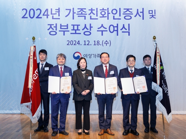 대홍기획 홍성현 대표이사 (오른쪽에서 세번째)