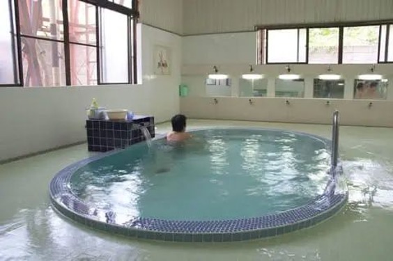 입욕객이 있어 사진은 짝지 못했다. 웹사이트 사진을 캡쳐했지만, 수고꼭지와 샤워만 있는 욕탕은 미니멀해서 좋다