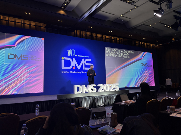 R/GA Japan의 매니징 디렉터 앤서니 베이커가 2025 Digital Marketing Summit에서 강연 중인 모습