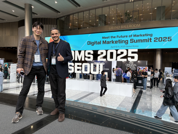 DMS 2025 행사장 앞에서 함께한 송창렬 대표와 앤서니 베이커 매니징 디렉터