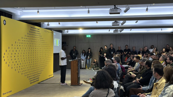 D&AD 2025 어워드 심사를 앞두고 심사위원들에게 오리엔테이션하는 콰미 (출처 D&AD)