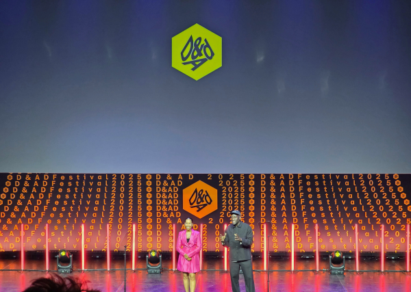 D&AD 2025 시상식을 진행하는 콰미